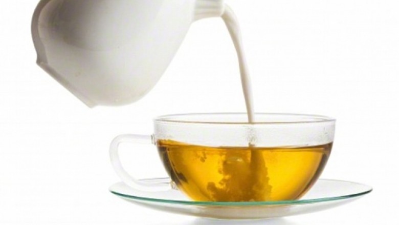 Për dhëmbë më të bardhë, shtoni qumësht në çaj