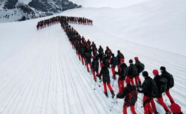 Për një fotografi “epike”, ngjiten në Alpe njëqind bjeshkatarë (Foto/Video)