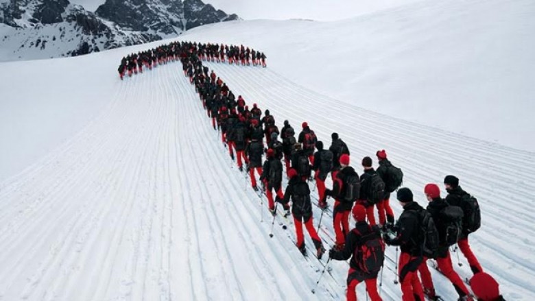 Për një fotografi “epike”, ngjiten në Alpe njëqind bjeshkatarë (Foto/Video)