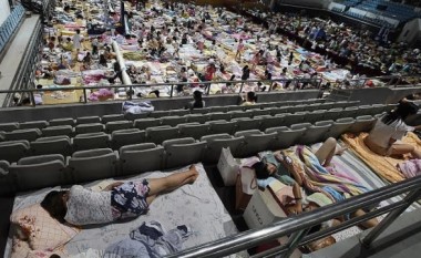 Për t’i ikur të nxehtit, studentët fjetën në stadiumin e klimatizuar (Foto)