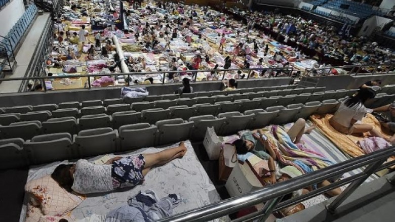 Për t’i ikur të nxehtit, studentët fjetën në stadiumin e klimatizuar (Foto)