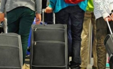 Mbi 280 mijë të rinj shqiptarë duan të emigrojnë