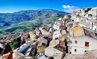 Përse fshati “më i bukur” italian, po i jep falas shtëpitë e veta?