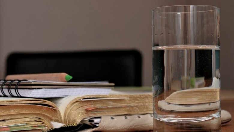 Përse nuk është mirë të pihet uji që gjatë natës ka ndenjur në gotë?