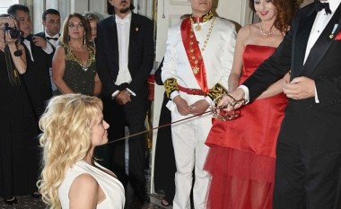 Pamela Anderson, konteshë e një familje që ‘sundonte Shqipërinë’ (Foto)