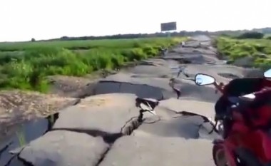 Pamje të pabesueshme: Shkatërrohet vetvetiu një rrugë në Rusi – për vetëm disa sekonda! (Video)