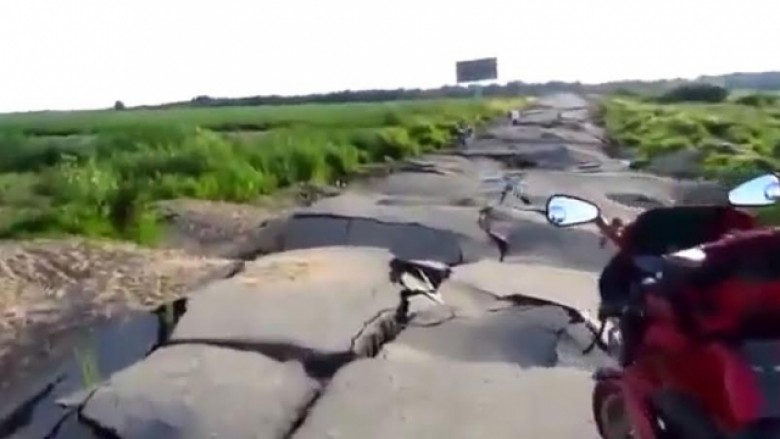 Pamje të pabesueshme: Shkatërrohet vetvetiu një rrugë në Rusi – për vetëm disa sekonda! (Video)