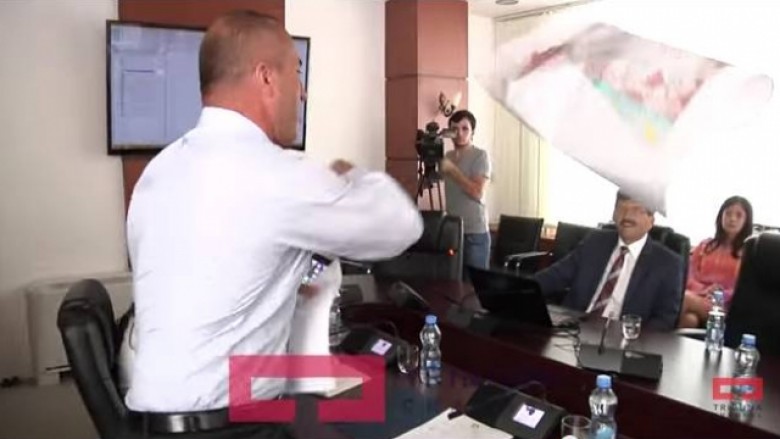 Pamjet kur Ramush Haradinaj ia përplasë hartat Murat Mehës (Video)