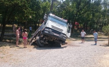 Papritmas “shfaqet” gropa dhe kamioni bie në të (Foto)