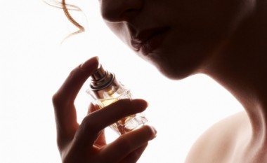 Parfumet shkaktojnë dhimbje koke dhe migrenë