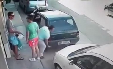 Ky shofer ka metodë unike për ta nxjerr veturën nga vendi i parkuar (Video)