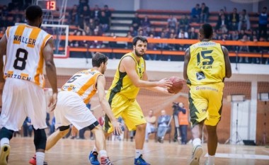 Peja përballë liderit të grupit