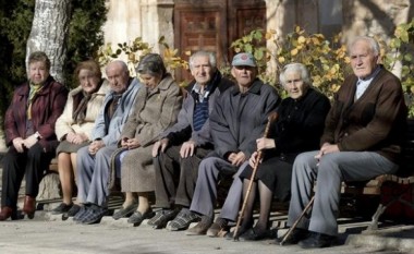 Të gjithë kundër rritjes së moshë së pensioneve në Maqedoni (Video)