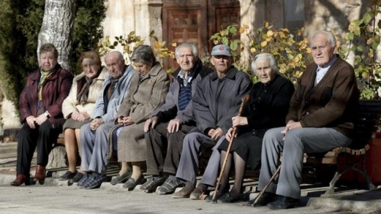 Të gjithë kundër rritjes së moshë së pensioneve në Maqedoni (Video)