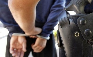 Arrestohet një person për prostitucion, policia i konfiskon para dhe armë të ftohtë