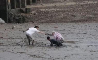 Peshkatari nxjerr turistët e ngelur në baltë (Video)