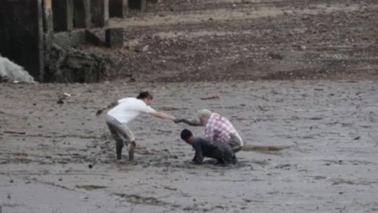 Peshkatari nxjerr turistët e ngelur në baltë (Video)