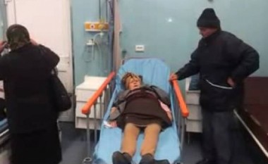 Plaka nuk mund të ndalet së kënduari – as në spital (Video)