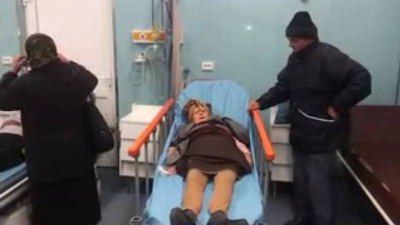 Plaka nuk mund të ndalet së kënduari – as në spital (Video)