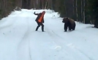 Po stërviste qenin, përplaset me ariun në pyll (Video)