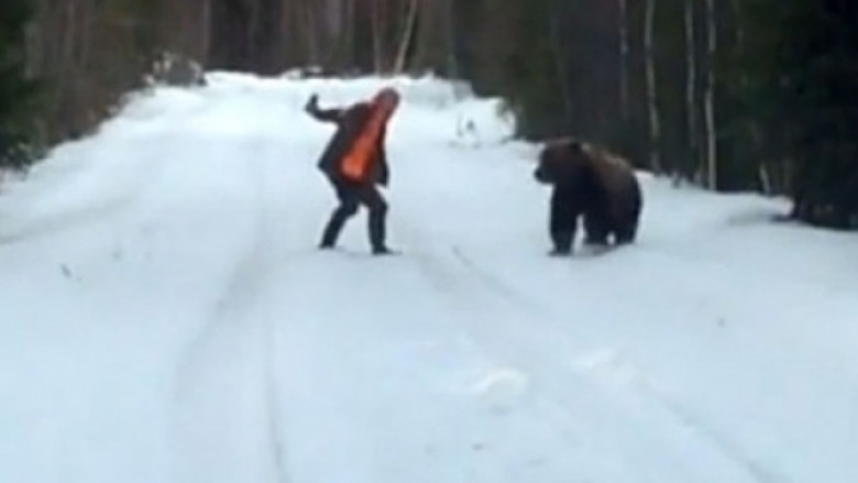 Po stërviste qenin, përplaset me ariun në pyll (Video)