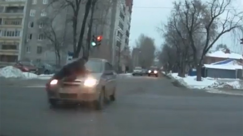 Polici i vendosur, hidhet mbi veturë dhe nuk e lëshon të dyshuarin të ikë (Video)