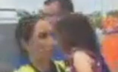 Polici e theu xhamin e veturës, për të shpëtuar fëmijën që po “piqej” brenda (Video)