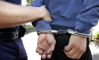 Policia arreston në flagrancë një polic dhe një qytetar, dyshohen për haraç