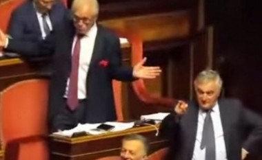 Politikanët “ngacmuan” kolegen me mimika të seksit oral – ja çfarë ndodh pastaj! (Video)