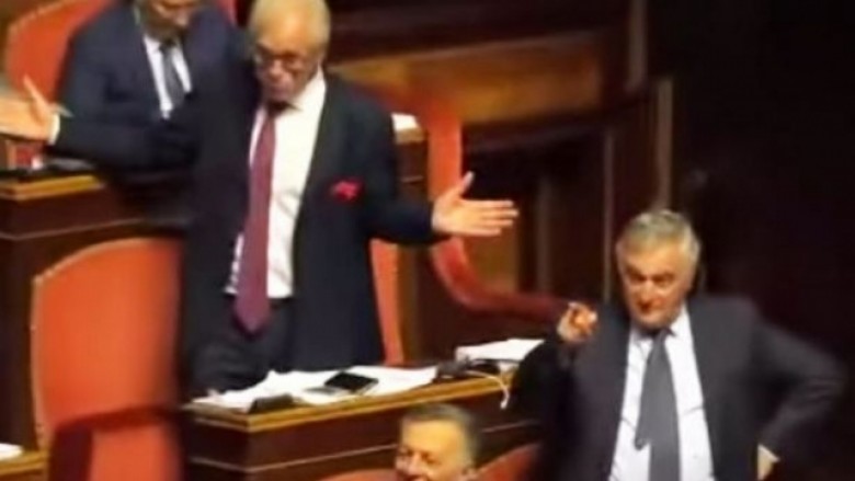 Politikanët “ngacmuan” kolegen me mimika të seksit oral – ja çfarë ndodh pastaj! (Video)