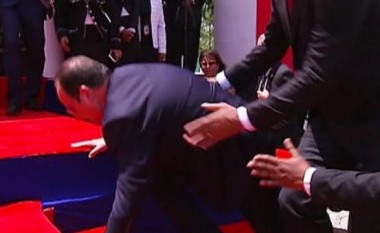 Presidenti francez gati e “puthi tokën” (Video)