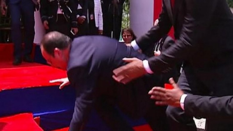 Presidenti francez gati e “puthi tokën” (Video)