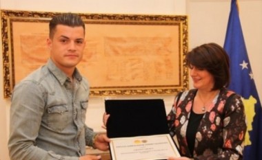 Presidentja Jahjaga nderon Xhakën me medaljen ‘Ambasador Nderi’