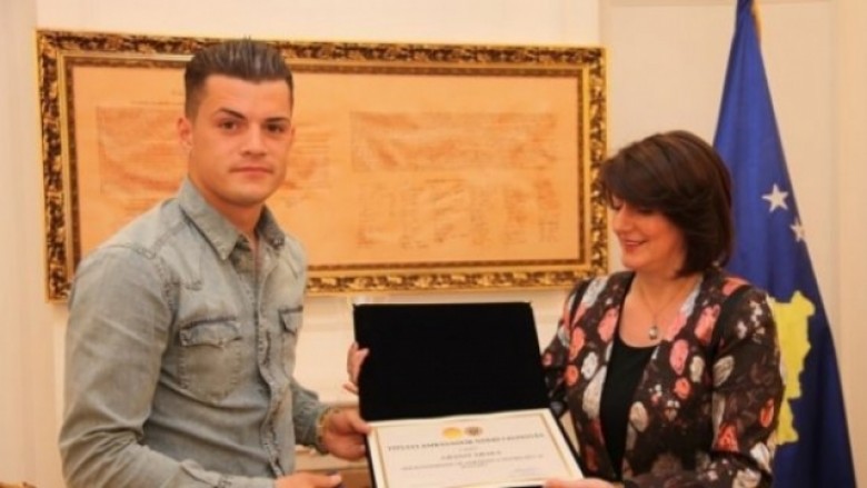 Presidentja Jahjaga nderon Xhakën me medaljen ‘Ambasador Nderi’