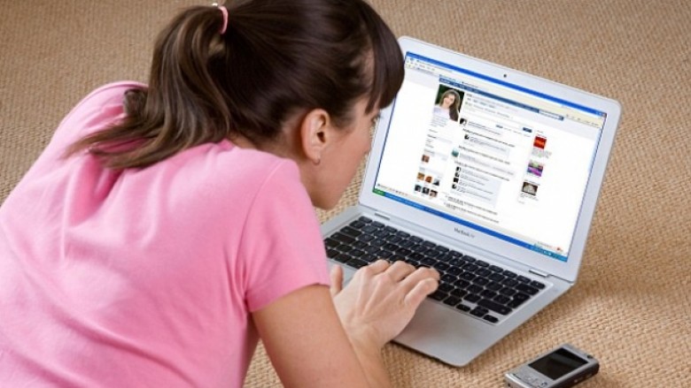 Prindër, mos i postoni në Facebook rezultatet e fëmijëve në shkollë
