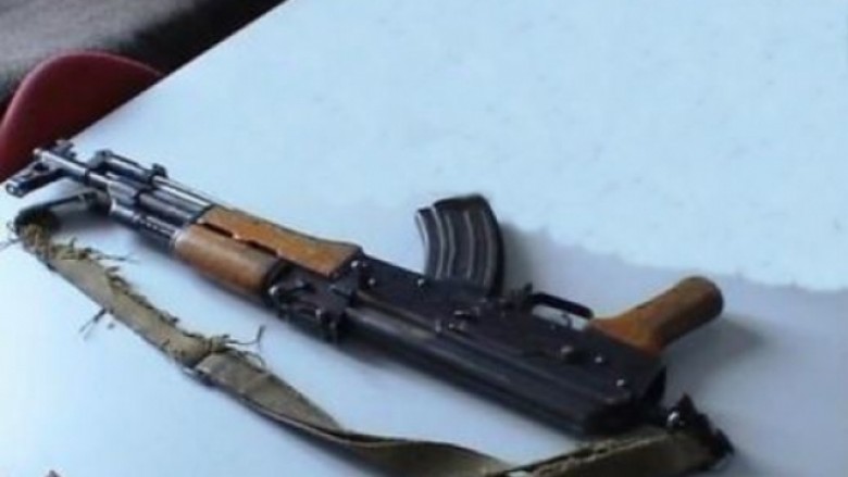 Identifikohet 15 vjeçari, ekspozonte armën AK-47