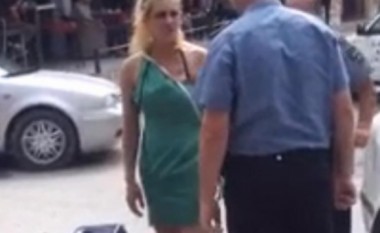 Prostituta boshnjake arrestohet në mes të rrugës (Video)