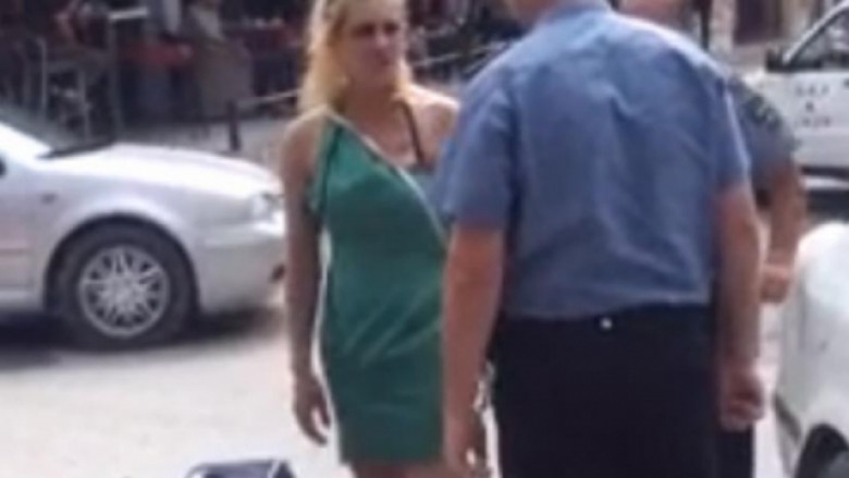 Prostituta boshnjake arrestohet në mes të rrugës (Video)