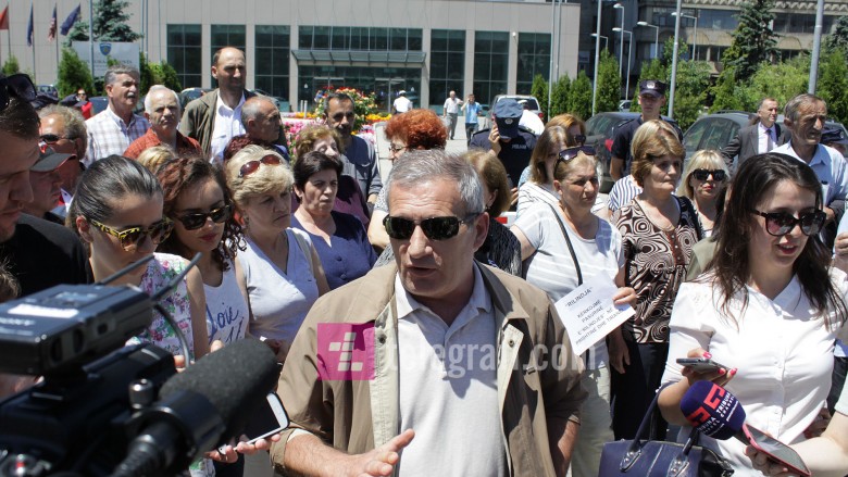 Punëtorët e ish-Rilindjes duan 20 përqindëshin (Foto)