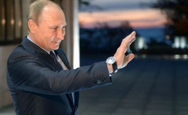 Putin “sulmohet” nga një plakë: Shikojeni se si reagoi ai! (GIF)