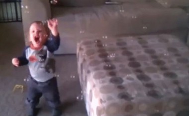 Reagimi simpatik i djaloshit që sheh flluska për herë të parë (Video)