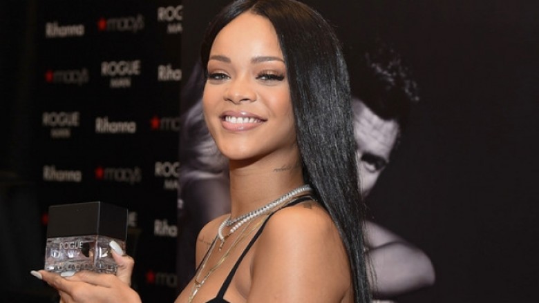 Rihanna vazhdon të shokojë, del transparente në xhirimet e klipit të ri (Foto +16)