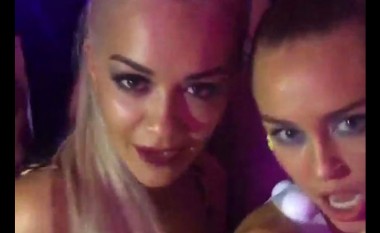 Rita Ora dhe Miley Cyrus tërbohen kur bëhen bashkë (Video)