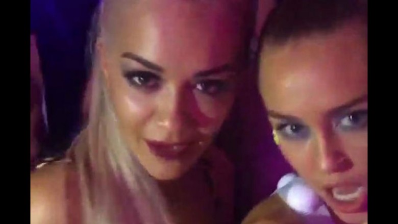 Rita Ora dhe Miley Cyrus tërbohen kur bëhen bashkë (Video)