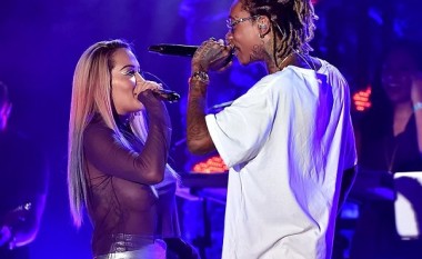 Rita Ora nuk përmbahet, një shfaqje erotike (Foto/Video)