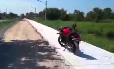 Rrahje brutale me majmunin për motoçikletë (Video)