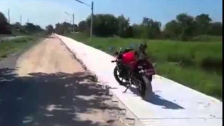 Rrahje brutale me majmunin për motoçikletë (Video)