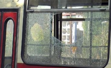 Duke udhëtuar me autobus, dikush e qëlloi me gurë 17 vjeçarin nga Shkupi