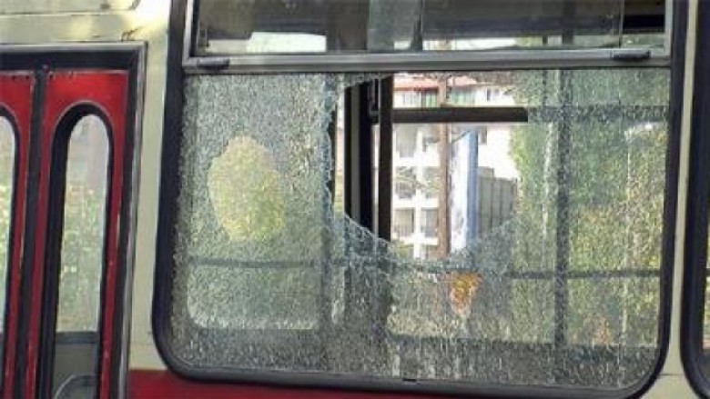 Duke udhëtuar me autobus, dikush e qëlloi me gurë 17 vjeçarin nga Shkupi