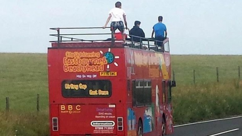 Rrezikoi jetën duke qëndruar në cep të autobusit (Foto)